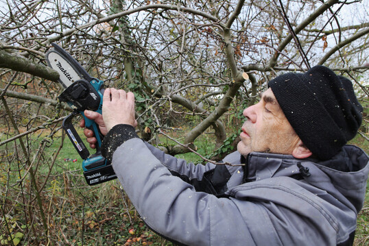 Ekkehard Musche beim Test einer Pistolengriffs�ge