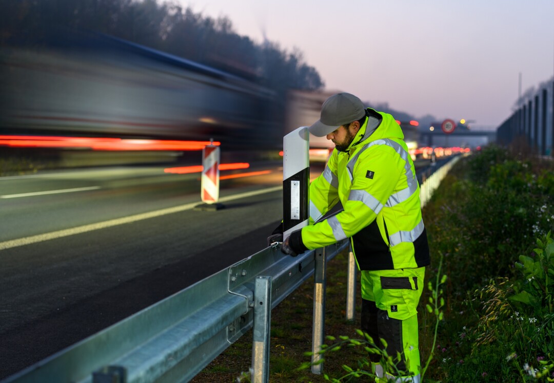 Blmen VuS hat die eigenen Montageteams sukzessive ausgebaut. So liefert das Unternehmen nicht nur Produkte fr die Straen- und Verkehrssicherheit, sondern bietet auch die entsprechende Montage an.