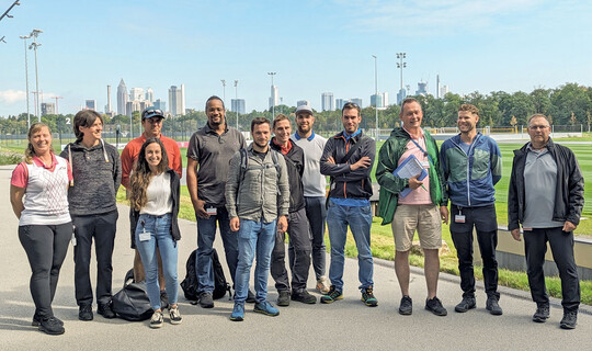 Die Head-Greenkeeper beim DFB-Campus vor der Frankfurter Skyline