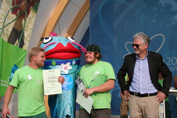 Niklas (Mitte) und Steven mit dem FGL-Vorsitzenden Georg Firsching