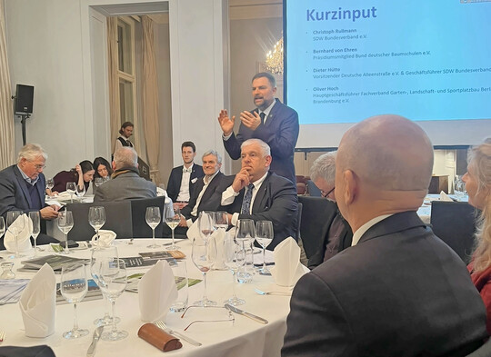 Christoph Rullmann, Bundesgesch�ftsf�hrer der Schutzgemeinschaft Deutscher Wald, vor ihm Hermann F�rber von der Parlamentsgruppe �Kulturgut Alleen�. Vertreten sind auch der Verband GaLaBau Berlin und Brandenburg sowie der Bund deutscher Baumschulen.