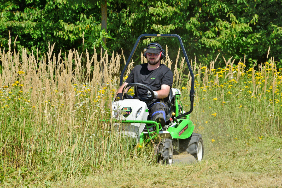 Der Gestrüppmäher AK 98 X von Etesia kommt mit hydromechanischem Allradantrieb und tiefem Schwerpunkt durch schwieriges Gelände.