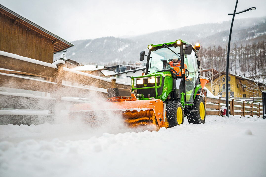 Nahezu perfekte Abmessungen und Leistungsdaten f�r Sommer- und Wintereins�tze hat der John Deere 2026 R � darunter ein hohes Fahrtempo f�r rationelle M�h- und R�umeins�tze.