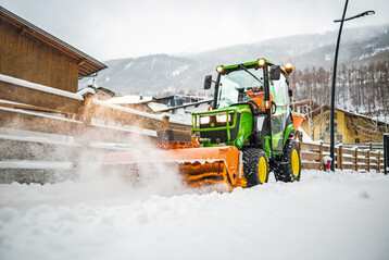 Nahezu perfekte Abmessungen und Leistungsdaten f�r Sommer- und Wintereins�tze hat der John Deere 2026 R � darunter ein hohes Fahrtempo f�r rationelle M�h- und R�umeins�tze.