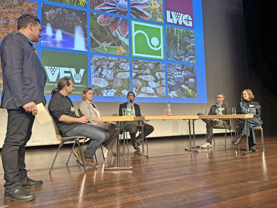 Podiumsdiskussion mit (v. l.) Moderator Dr. Claus Prinz, Christoph Lindner, Vivian Wei�m�ller (beide GaLaBau-Unternehmer), Planer Ralf Sch�ffner, Prof. Heiko Meinen und Prof. Nora Huxmann