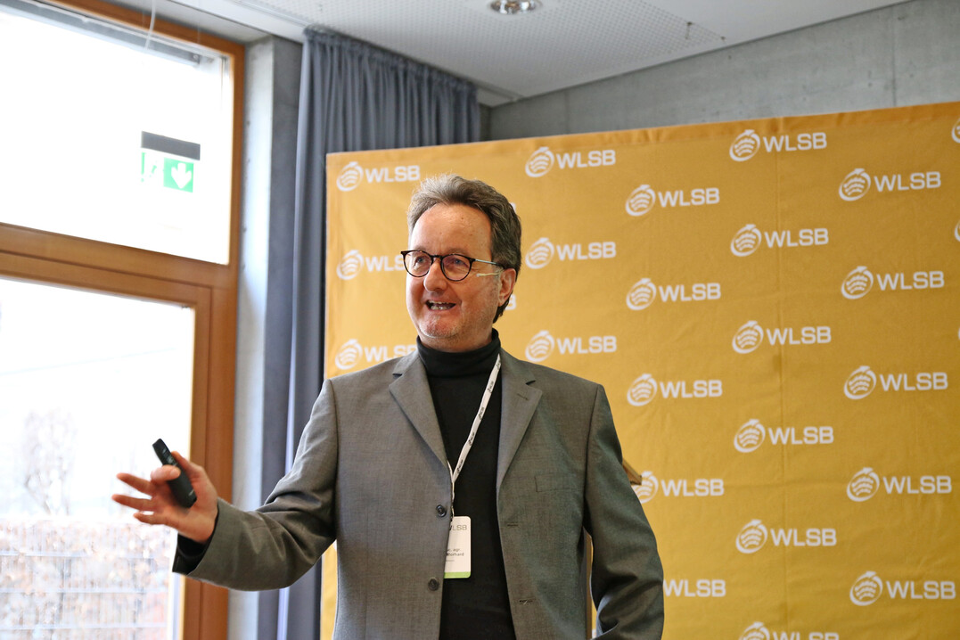 Dr. J�rg Morhard behandelte die Auswirkungen des Einsatzes von M�hrobotern auf Rasenspielfeldern.