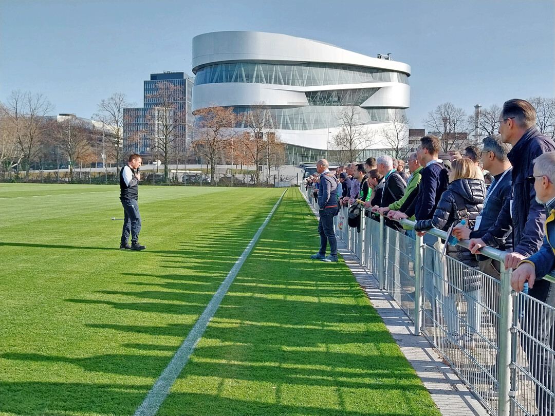 Der Headgreenkeeper des VfB Stuttgart Fabian Riesterer erl�uterte gemeinsam mit Matthias Renz Aufbau und Pflege von Hybridrasen anhand von Trainingspl�tzen f�r Frauen und Jugend beim VfB.