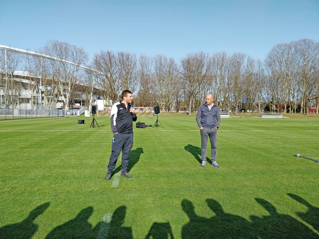Der Headgreenkeeper des VfB Stuttgart Fabian Riesterer erl�uterte gemeinsam mit Matthias Renz Aufbau und Pflege von Hybridrasen anhand von Trainingspl�tzen f�r Frauen und Jugend beim VfB.