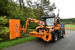 Unimog U 219 mit Sommer- und Winterdienstkombination, Mulag Heckenschneider und Bucher Streuautomat Yeti W16