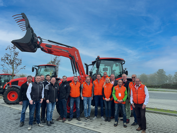 neu entstandene Partnerschaft (v.l.): Michael Klug (KDG-PM), Udo Engelmann (KDG-Service), Pascal Jger (KDG-PM), Fabiano Hensen (KDG-Marketing), Andreas Oppel (KDG-Vertrieb), Nikolas Blumberg (KDG-PM), Steffen Ghler (Fa. Kappes), Karl Lpple (Fa. Kappes), Michael Kappes (Fa. Kappes), Andreas Hachtel (Fa. Kappes), Isabell Kappes (Fa. Kappes), Niles Veltmann (Kverneland), Lothar Pfeiffer (Fa. Kappes), Robert von Keudell (KDG  Director Tractor Sales u. Marketing), Hans-Martin Kappes (Fa. Kappes), Bernhard Jger (KDG  Hndlernetzentwicklung).
