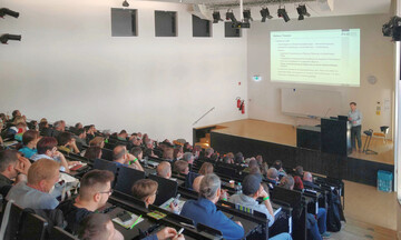 Prof. Jonas Reif vor vollem H�rsaal