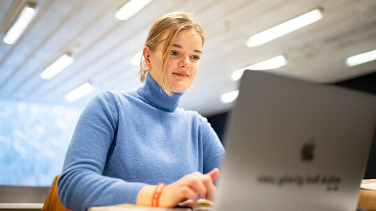 Studentin der ZU Friedrichshafen