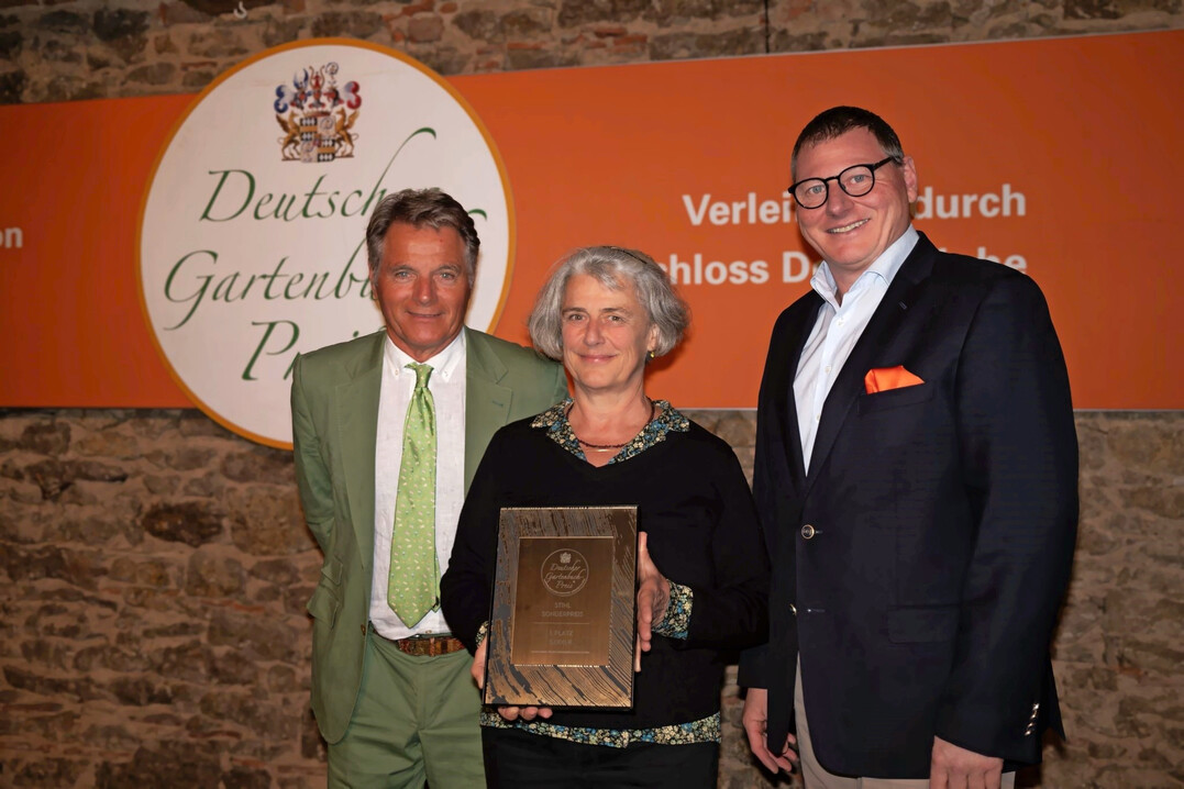 Katja Richter bei der Preisverleihung auf Schloss Dennenlohe mit Robert Freiherr von Süßkind (links) und Andreas Epple, Geschäftsführer von Stihl Corporate