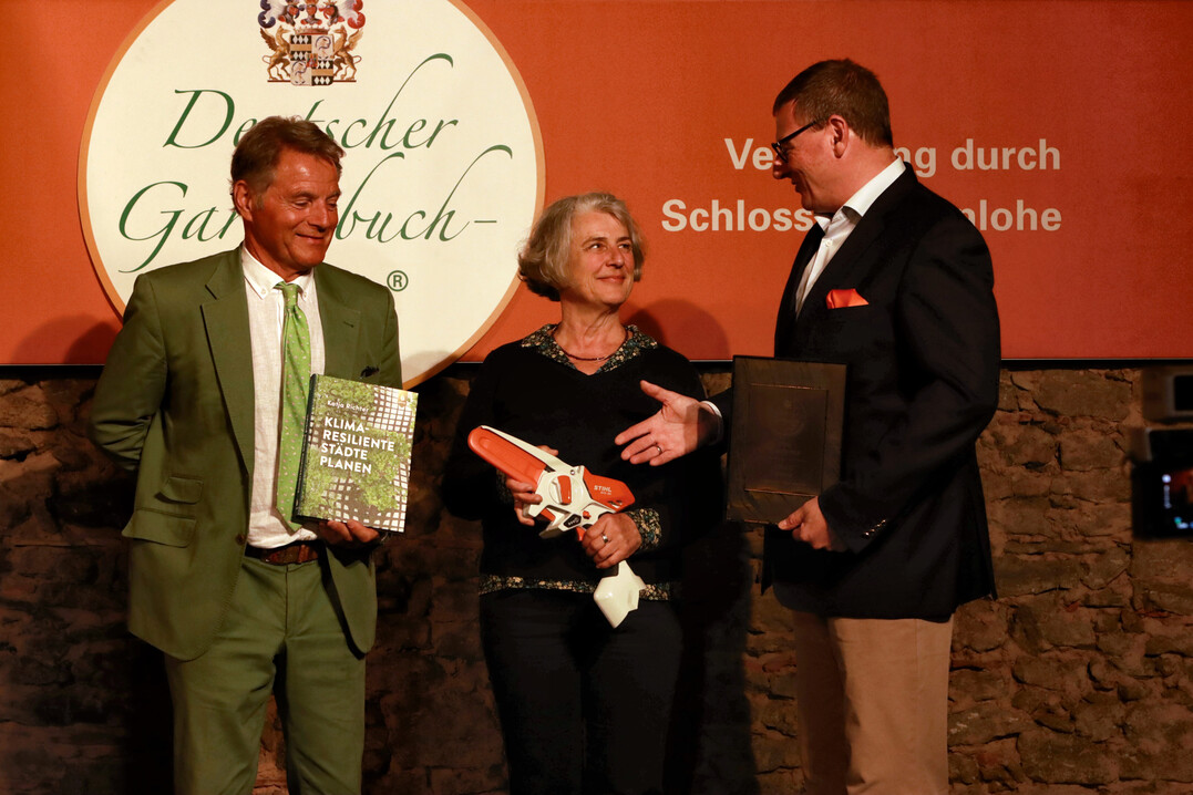 Katja Richter bei der Preisverleihung auf Schloss Dennenlohe mit Robert Freiherr von Süßkind (links) und Andreas Epple, Geschäftsführer von Stihl Corporate