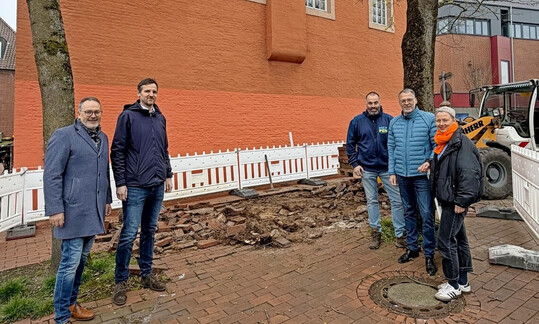 (v. l.) Bürgermeister Helmut Knurbein, Stadtbaurat Enno Westrup, Johannes Vehring (Leitung Baubetriebshof), Erster Stadtrat Matthias Funke und Eva Uchtmann (Fachbereich Wasser, Klima, Umwelt)