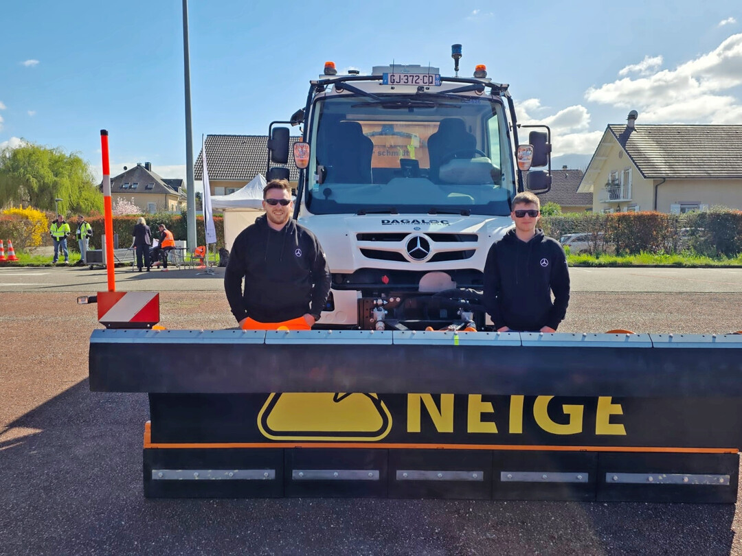 Michael Wilhelmi und Lukas Kniesner von der Stra�enmeisterei Oberweyer