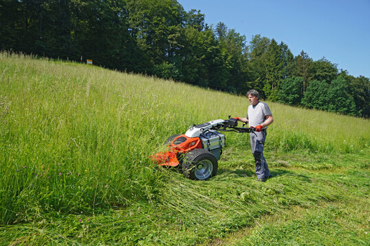 Mit dem Einachs-Gertetrger Aebi CC 140e gelingt die kraftstofflose Wiesenmahd  eine gelungene Lsung fr kologisch ausgerichtete Landwirte und Kommunaldienste.
