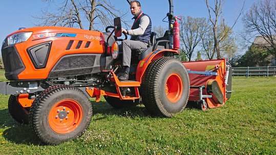 Flsterleise und abgasfrei: der vollelektrische Kompaktschlepper Kubota LXe-261 bei der Grnflchenpflege mit einem Peruzzo-Mhwerk.