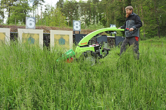 In grüner Mission: der Einachs-Geräteträger Rapid Uri. Neben dem Kommunalbalken sind auch alle anderen gängigen Grünpflege-Anbaugeräte verfügbar.