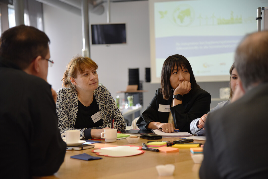 Prof. Dr. Katharina Weber (links) ist eine von drei Professorinnen an der Hochschule Aalen, die sich im Projekt zum Recycling von Kunstrasen einbringt.