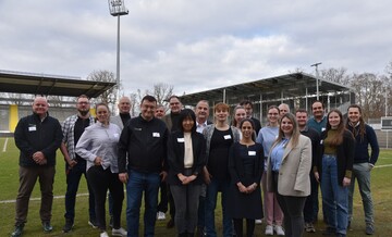 Anpfiff frs Kunstrasen-Recycling: Das Projektteam des Forschungsprojekts RewitAl traf sich zum Kick-off in Aalen.