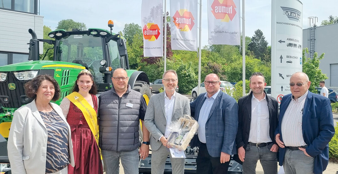 Strahlende Gesichter bei der Präsentübergabe anlässlich des 70-jährigen Firmenjubiläums (v.l.): Geschäftsführerin Carmen Gotterbarm, Jasmin Eichenhofer, Geschäftsführer Roderich Gotterbarm, Bürgermeister Martin Rupp, Landtagsabgeordneter Klaus Hoher, Bundestagsabgeordneter Volker Mayer-Lay, Senior-Chef Ulrich Gotterbarm