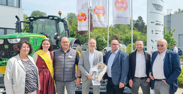 Strahlende Gesichter bei der Prsentbergabe anlsslich des 70-jhrigen Firmenjubilums (v.l.): Geschftsfhrerin Carmen Gotterbarm, Jasmin Eichenhofer, Geschftsfhrer Roderich Gotterbarm, Brgermeister Martin Rupp, Landtagsabgeordneter Klaus Hoher, Bundestagsabgeordneter Volker Mayer-Lay, Senior-Chef Ulrich Gotterbarm