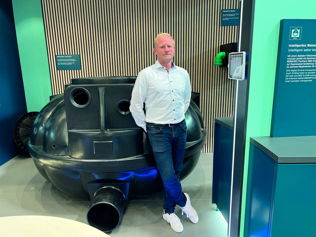 Sebastian Maron, Vertriebsspezialist von Premier Tech, am Produktmodell auf dem Messestand von Hauraton auf der IFAT