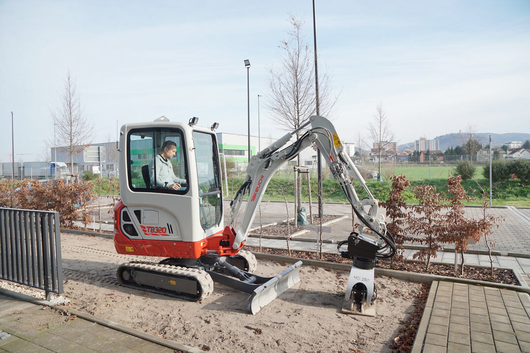 Der neue 2-t-Kompaktbagger Takeuchi TB 320 verfügt über vier hydraulische Zusatzkreisläufe. Sie bekommen ihre Kraft von einem 12 kW/16,3 PS Motor. Ausgerüstet mit dem hydraulischen Schnellwechsler, Powertilt Schwenkmotor und dem Schnellkupplungssystem Taklock wird der Geräteeinsatz leicht. Hauben und Klappen aus Stahlblech zeugen von einer grundsoliden Maschine. Der Takeuchi TB 320 hat ein teleskopierbares Fahrwerk und ist mit Geräten auf einem 3,5 t Anhänger bequem transportierbar.