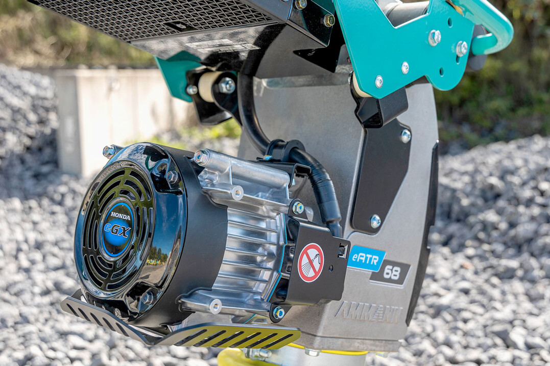 Ammann verbaut beim Stampfer und der vorwrtslaufenden Rttelplatte bewhrte Elektromotoren und Akkus von Honda. Die Akkus sind mit vielen weiteren Maschinen kompatibel.