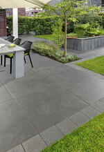 Attraktiv und optisch gelungen wirkt der Randbereich der Fläche durch die besonderen technischen Eigenschaften des Zena Randeinfassungssteins. Die neutrale Farbgebung erlaubt großen Gestaltungsspielraum.