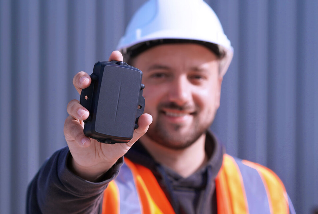 Autarkes Equipment-Tracking einfach gemacht: der neue handliche GPS-Batterietracker von OneStop Pro eignet sich für Maschinen und Geräte aller Art.