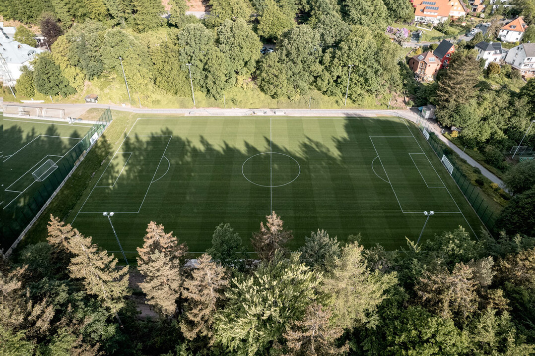 Naturrasenplatz auf Profiniveau: Die Rasentragschicht KRESKAT sorgt für optimale Spielbedingungen.