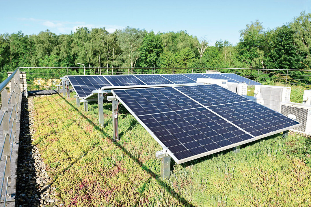Die Solarunterkonstruktion MiraluxGreen erlaubt eine Kombination von Photovoltaik und extensivem Grndach.