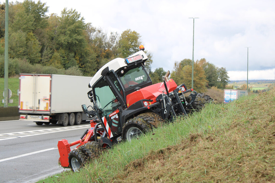 Mit dem neuen Mietangebot von Sauerburger für Hanggeräteschlepper kann schnell und flexibel auf Ausfälle reagiert und die Stillstandzeit verkürzt werden.
© F.X.S. Sauerburger Traktoren und Gerätebau GmbH