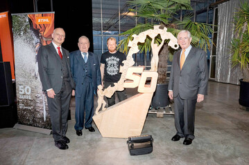 Beim offiziellen Festabend wird ein kreative Holzschnitzerei zu Ehren des Schweizer Kettenwerks enthllt.
Bild v.l.n.r.: Dr. Nikolas Stihl, Hans Peter Stihl, Carvingknstler Lukas Senn, Dr. Rdiger Stihl
