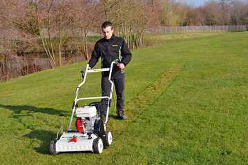 Beim Vertikutieren  hier mit dem Gert Etesia MSC45  wird die obere Bodenschicht aufgeschlitzt, Filz und unerwnschter Aufwuchs entfernt. Das fhrt zu einer besseren Versorgung der Grser mit Luft und Nhrstoffen.