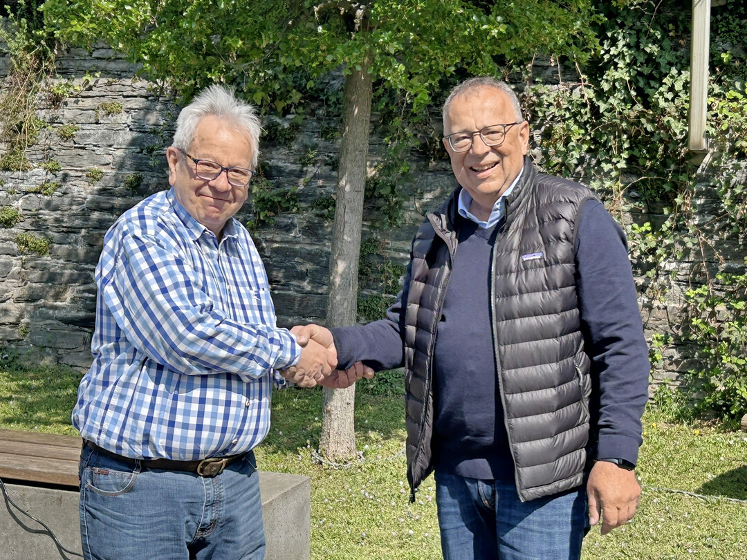 Bernd Vogt und Sven Stimac pflanzen den BUGA-Staudenmix in Kaub unter Anleitung von Bettina Jaugstetter.