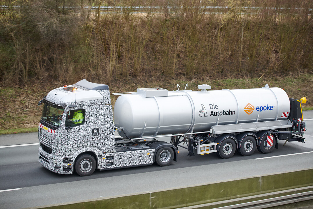 E-Lkw von Mercedes-Benz Trucks bringt Sole auf Autobahn im Winterdienst aus.