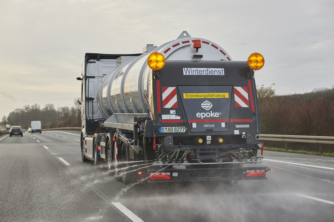 E-Lkw von Mercedes-Benz Trucks bringt Sole auf Autobahn im Winterdienst aus.