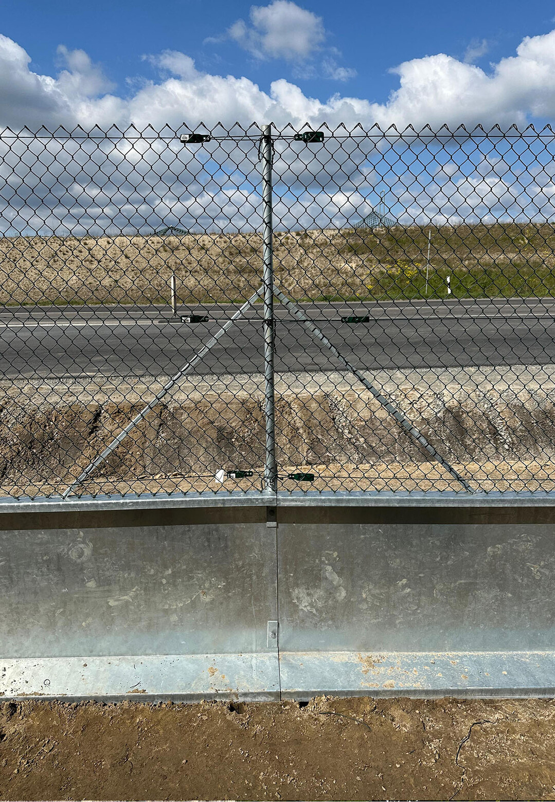 In Kombination mit einem Wildschutzzaun sch�tzt Amphi Guard Pro sowohl Amphibien als auch gr��ere Tiere zuverl�ssig vor Stra�enverkehr und anderen Gefahren.