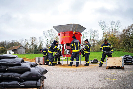 Sandsack-Fllmaschine im Einsatz