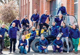 Einige der rund 80 Beschäftigen der Im Norden GmbH aus Berlin. Die Stimmmung ist nicht nur auf dem Bild gut.