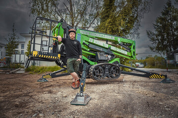 Florian Schfer, Chef der Oachkatzl Buam GmbH, mit der Leguan-Hebebhne