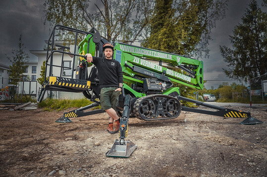 Florian Schfer, Chef der Oachkatzl Buam GmbH, mit der Leguan-Hebebhne