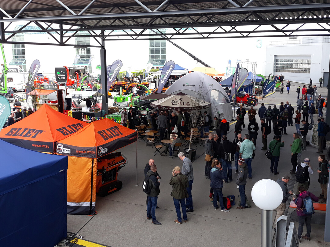 Die begleitende Messe zeigt im Auengelnde viel Technik und bietet Raum fr Pausen.