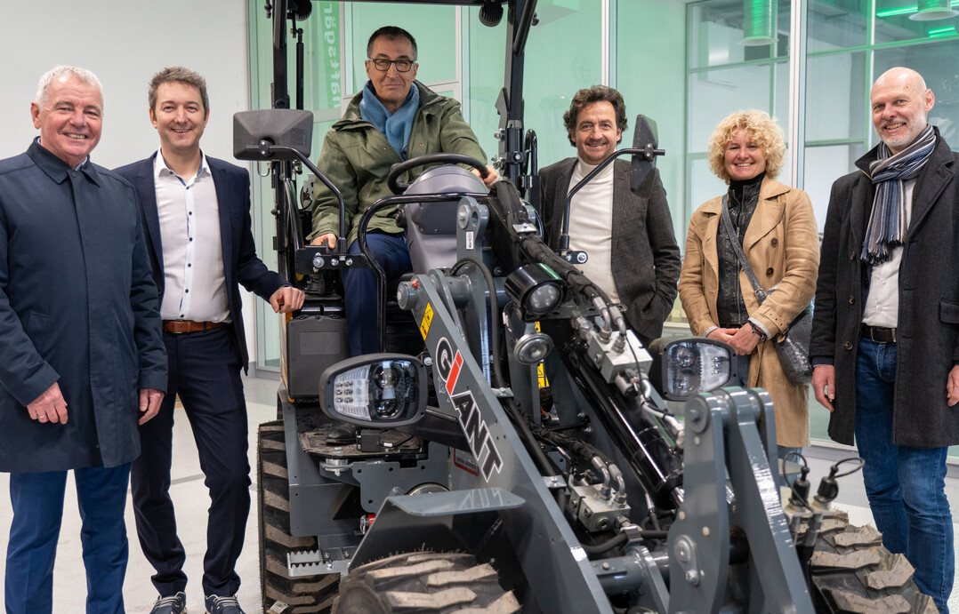 Bundeslandwirtschaftsminister Cem zdemir beim Besuch der DEULA gGmbH in Kirchheim unter Teck. zdemir lie es sich nicht nehmen, den Blick vom Fahrersitz aus zu testen. Von links nach rechts: Reiner Bierig, Geschftsfhrer des Verbands Garten-, Landschafts- und Sportplatzbaus Baden-Wrttemberg (VGL), Marco Riley, Geschftsfhrer der DEULA gGmbH, Cem zdemir, Martin Joos, VGL-Vorstandsvorsitzender, Uschi App, stellv. VGL-Vorstandsvorsitzende, Dr. Pascal Bader, Oberbrgermeister Kirchheim/Teck.