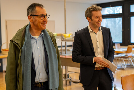 Auch Kantine und die Küche standen mit auf dem Besichtigungsprogramm. (links: Cem Özdemir, rechts: Marco Riley)