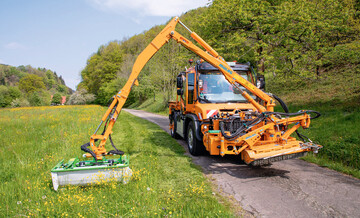 Straenbegleitgrn kologisch pflegen und Schnittgut abrumen  das klappt mit dem Mhkopf Eco 1200 von Mulag am Unimog. Er funktioniert nach dem Prinzip des Scheibenmhers.
