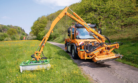 Stra�enbegleitgr�n �kologisch pflegen und Schnittgut abr�umen � das klappt mit dem M�hkopf Eco 1200 von Mulag am Unimog. Er funktioniert nach dem Prinzip des Scheibenm�hers.